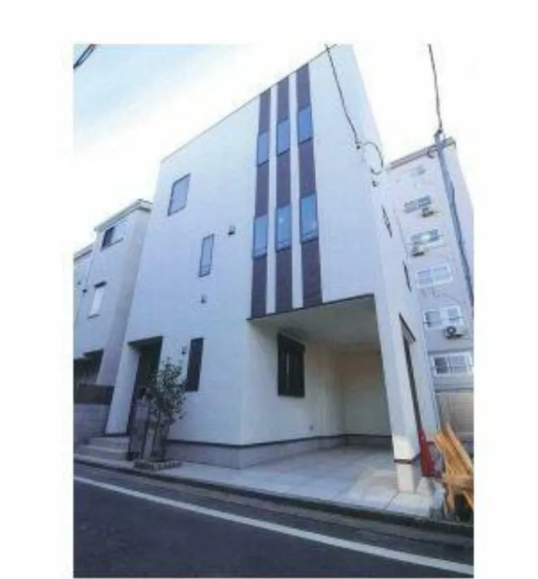 Uehara 2-chome House with Parking Building